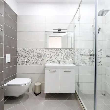 Bay View Balcony- Luxury With Free Parking *