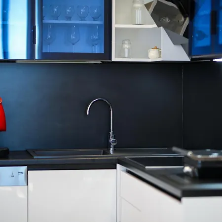 Bay View Balcony- Luxury With Free Parking