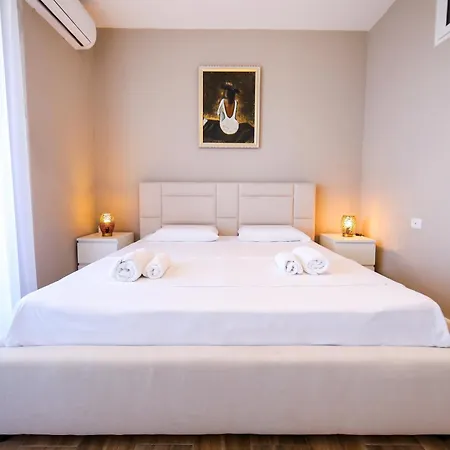 Bay View Balcony- Luxury With Free Parking Apartment