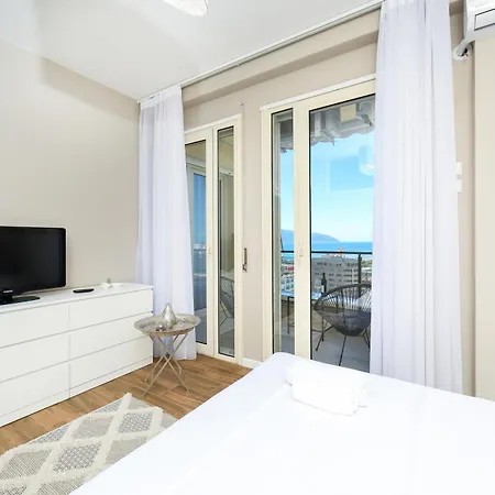 Bay View Balcony- Luxury With Free Parking *