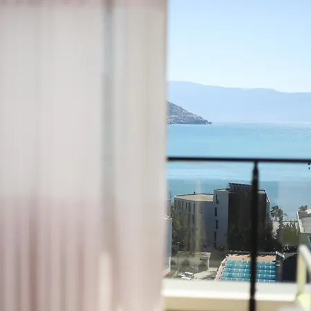 Bay View Balcony- Luxury With Free Parking Apartment