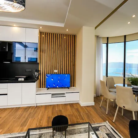 Bay View Balcony- Luxury With Free Parking Apartment *