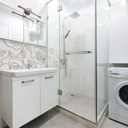 Bay View Balcony- Luxury With Free Parking Apartment