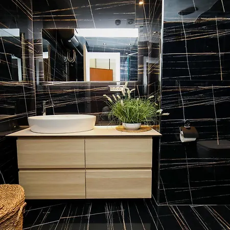 Bay View Balcony- Luxury With Free Parking