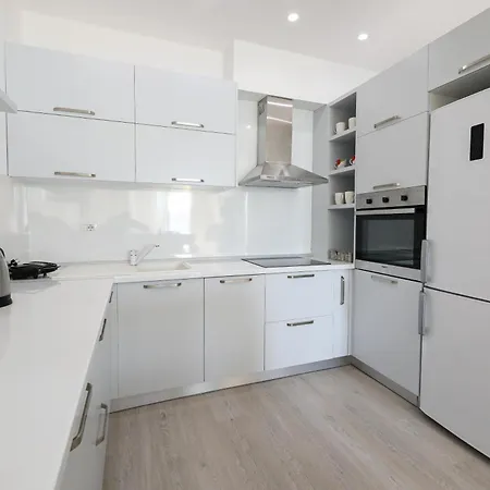 Bay View Balcony- Luxury With Free Parking *