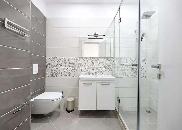 Bay View Balcony- Luxury With Free Parking *