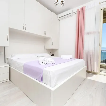 Bay View Balcony- Luxury With Free Parking アパート Vlorë