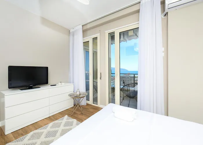 Bay View Balcony- Luxury With Free Parking *