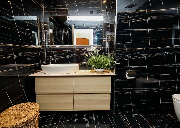 Bay View Balcony- Luxury With Free Parking