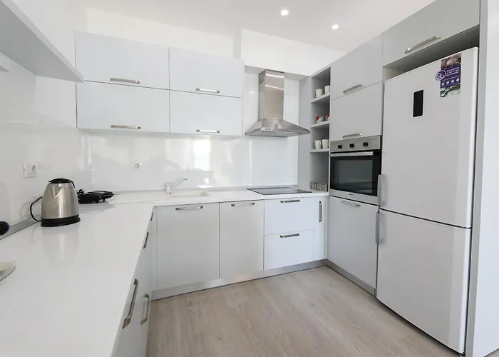 Bay View Balcony- Luxury With Free Parking *